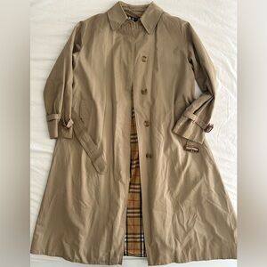 Vintage Burberry trench women’s size S/M